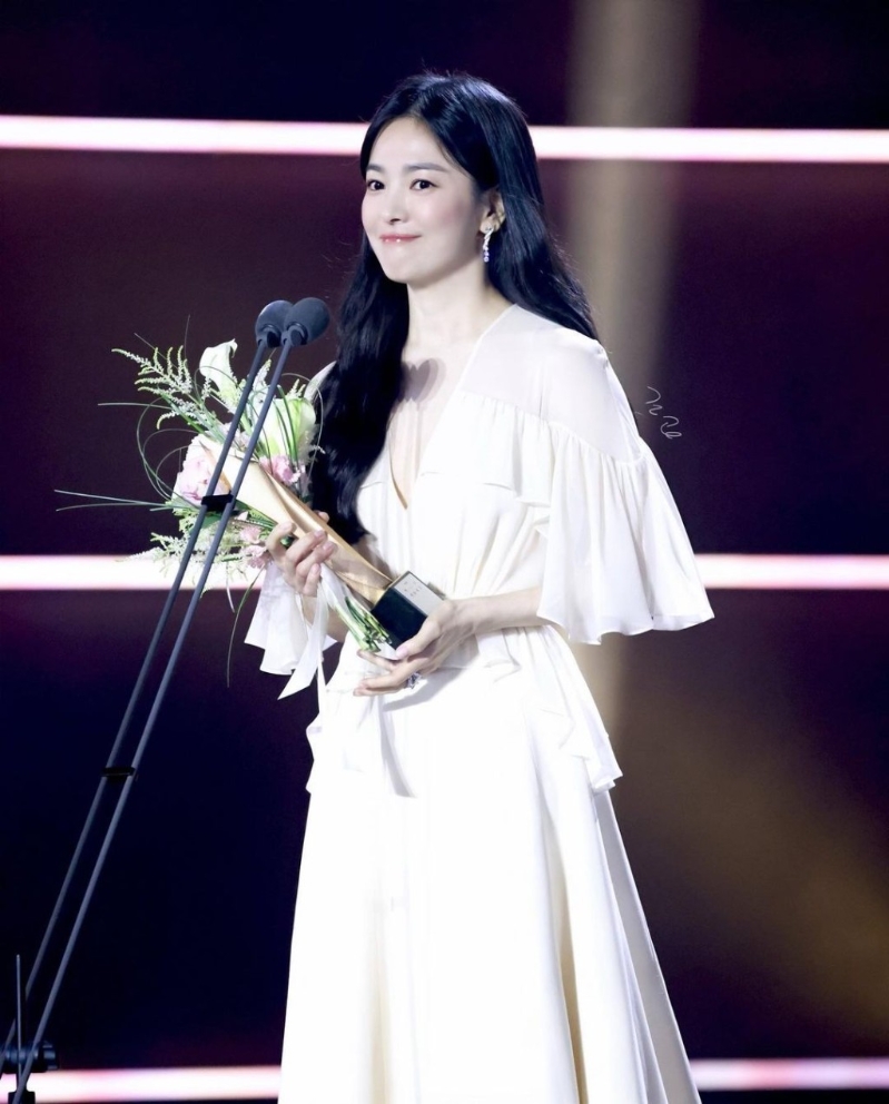 宋慧乔凭《黑暗荣耀》夺得百想视后。 宋慧乔凭《黑暗荣耀》夺得百想视后。