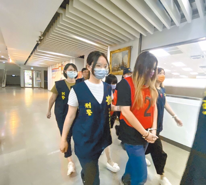 涉及台南永康丁姓男子坠楼死亡案的嫌犯遭移送画面。（中时资料照片）