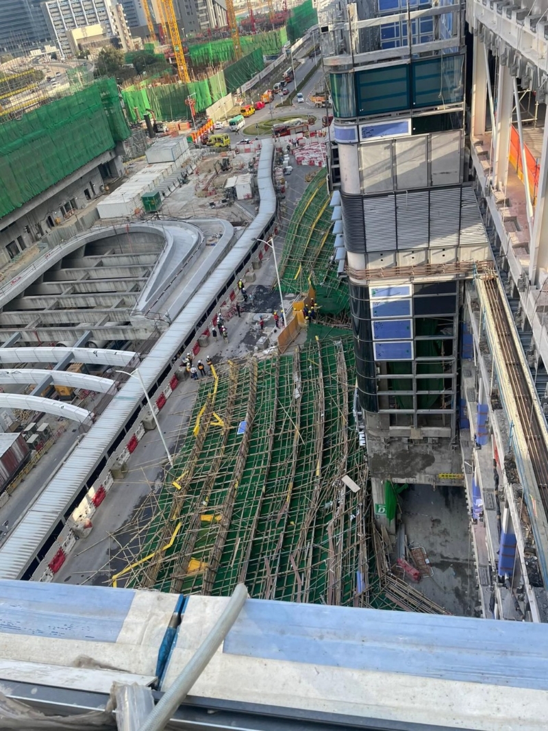 巨幅棚架倒塌。