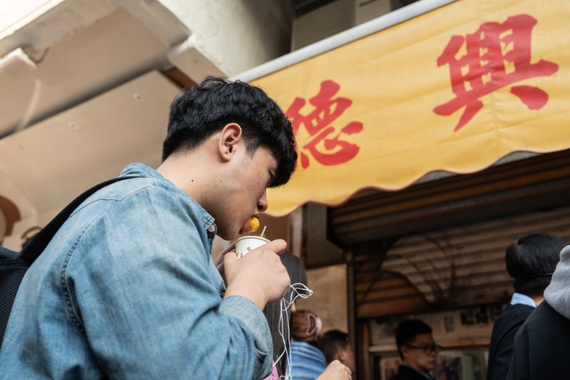 学生们尝德兴鱼蛋