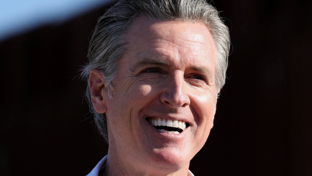 州长诡异摇头摆肩笑了惹众怒