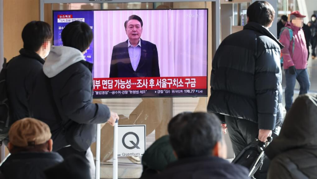 首尔车站的民众观看尹锡悦被捕的电视新闻报导。 首尔车站的民众观看尹锡悦被捕的电视新闻报导。