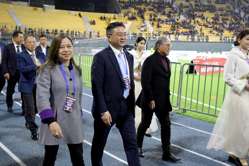 第43届省港盃足球赛昨晚在广州越秀山体育场上演，文化体育及旅游局局长罗淑佩亲自到场观战。