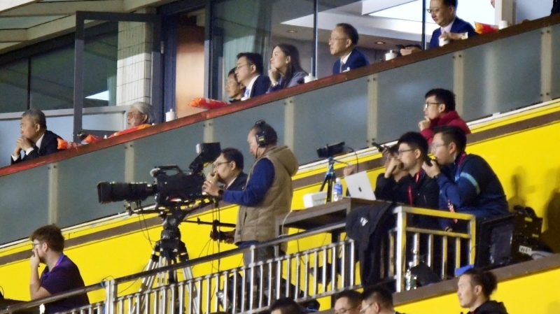 罗淑佩在贵宾席看足全场，支持省港两队作赛。