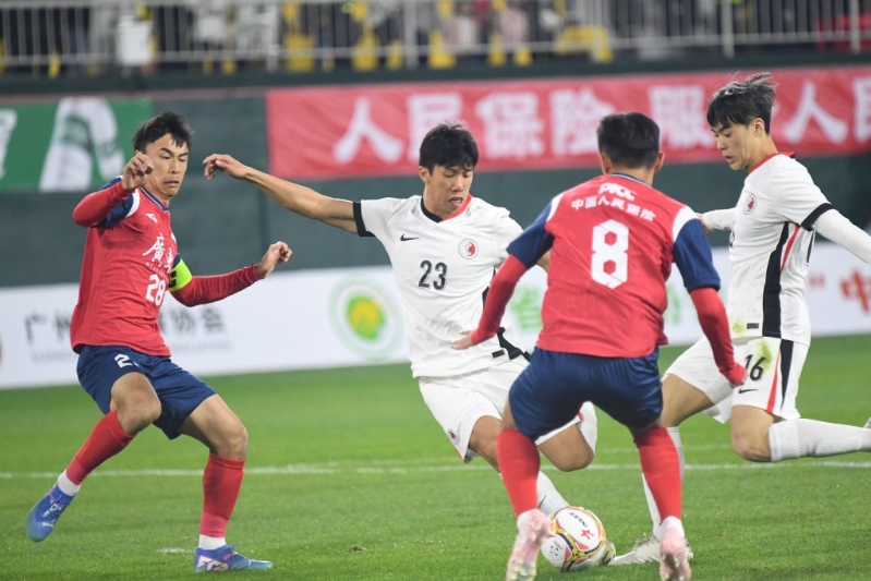 第43届省港盃足球赛昨晚在广州越秀山体育场上演，赛事紧凑。