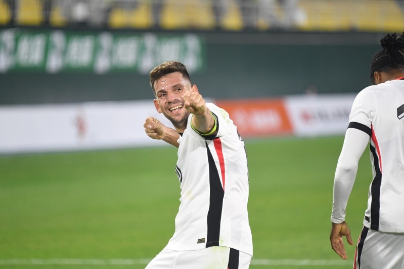 港队领先1比0时，彭利拿示意庆祝。