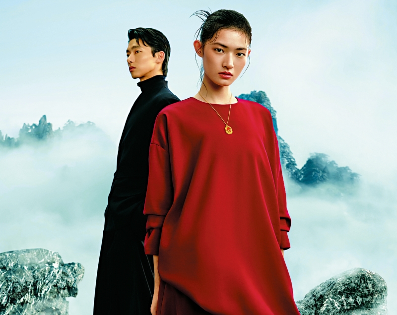 传承系列“喜鹊传福”吊坠,饰以一对象徵古代爱情的喜鹊,寓意幸福美满,此吊坠结合传统铸金技术与唐代雕红漆工艺打造而成。 传承系列“喜鹊传福”吊坠,饰以一对象徵古代爱情的喜鹊,寓意幸福美满,此吊坠结合传统铸金技术与唐代雕红漆工艺打造而成。