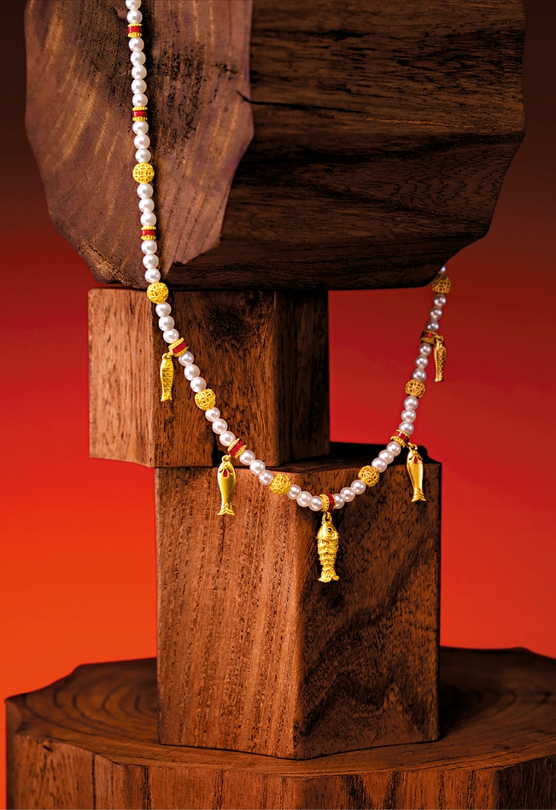 以足金配珍珠创作的传承系列足金鱼项链, 各具特色的鱼儿造型吊饰,别致又富动感。 以足金配珍珠创作的传承系列足金鱼项链, 各具特色的鱼儿造型吊饰,别致又富动感。