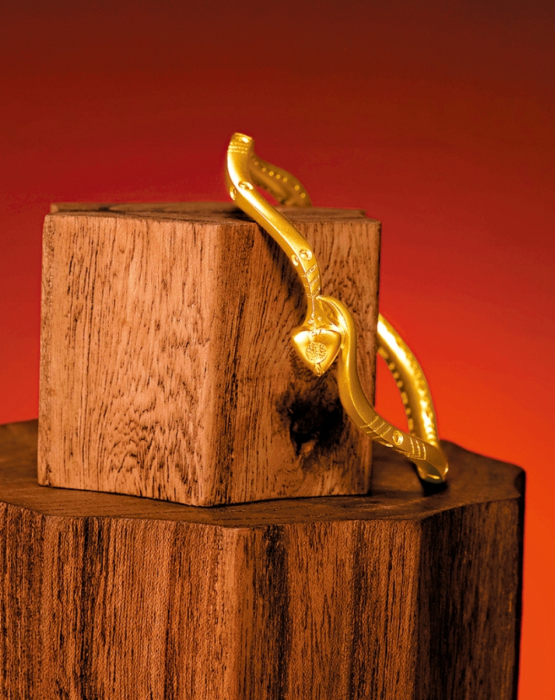 造型偏向时尚风格的“金蛇献富”手镯,是传承系列之中,以韩美林画作启发设计的金饰 之一。 造型偏向时尚风格的“金蛇献富”手镯,是传承系列之中,以韩美林画作启发设计的金饰 之一。