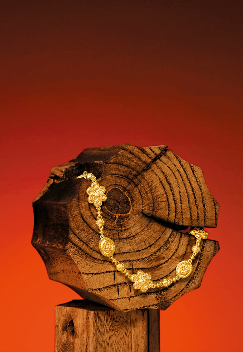 细心留意,可见这条来自传承系列的手链上,足金图腾正有灵蛇盘绕成中国传统绳结的形态。 细心留意,可见这条来自传承系列的手链上,足金图腾正有灵蛇盘绕成中国传统绳结的形态。