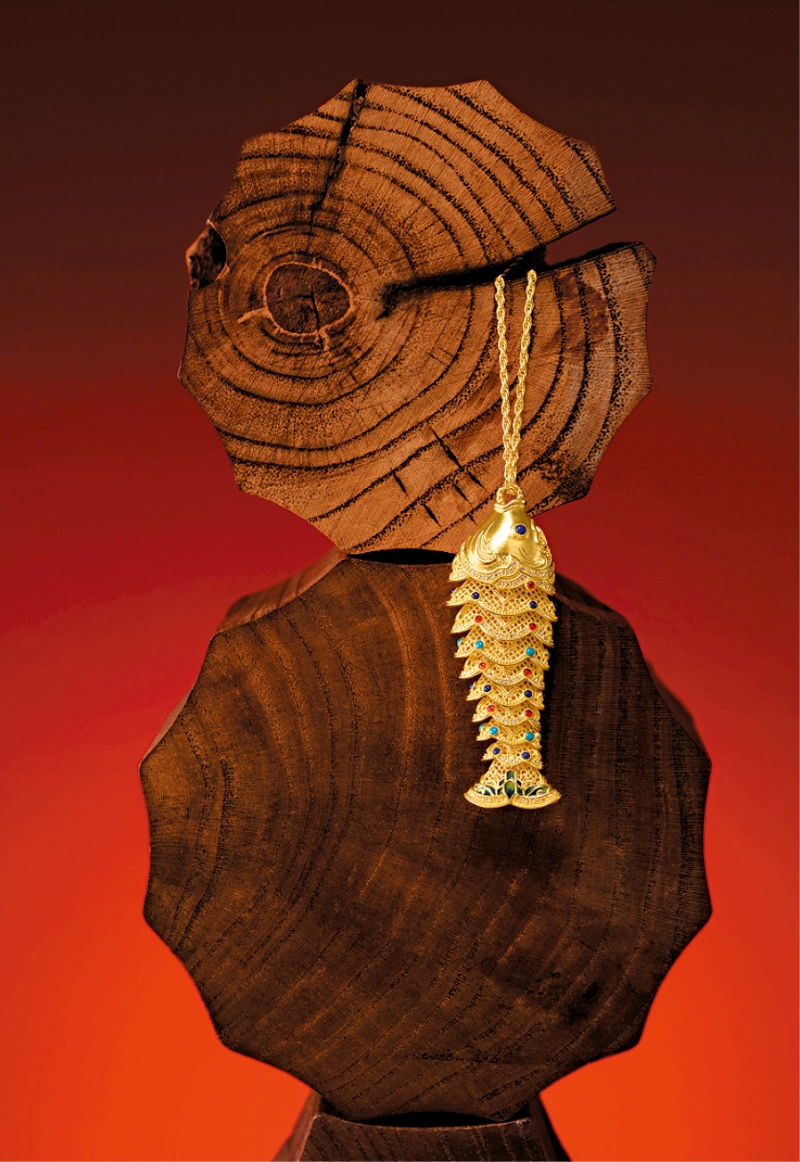 传承系列“鱼裕丰饶”足金吊坠,采用铸金、花丝及铺金的传统黄金工艺技术制作,可摆动的尾部恍如鱼儿逆流而上,寓意坚毅与成功,纤薄的金片缀以鎏彩,精致亮丽。 传承系列“鱼裕丰饶”足金吊坠,采用铸金、花丝及铺金的传统黄金工艺技术制作,可摆动的尾部恍如鱼儿逆流而上,寓意坚毅与成功,纤薄的金片缀以鎏彩,精致亮丽。