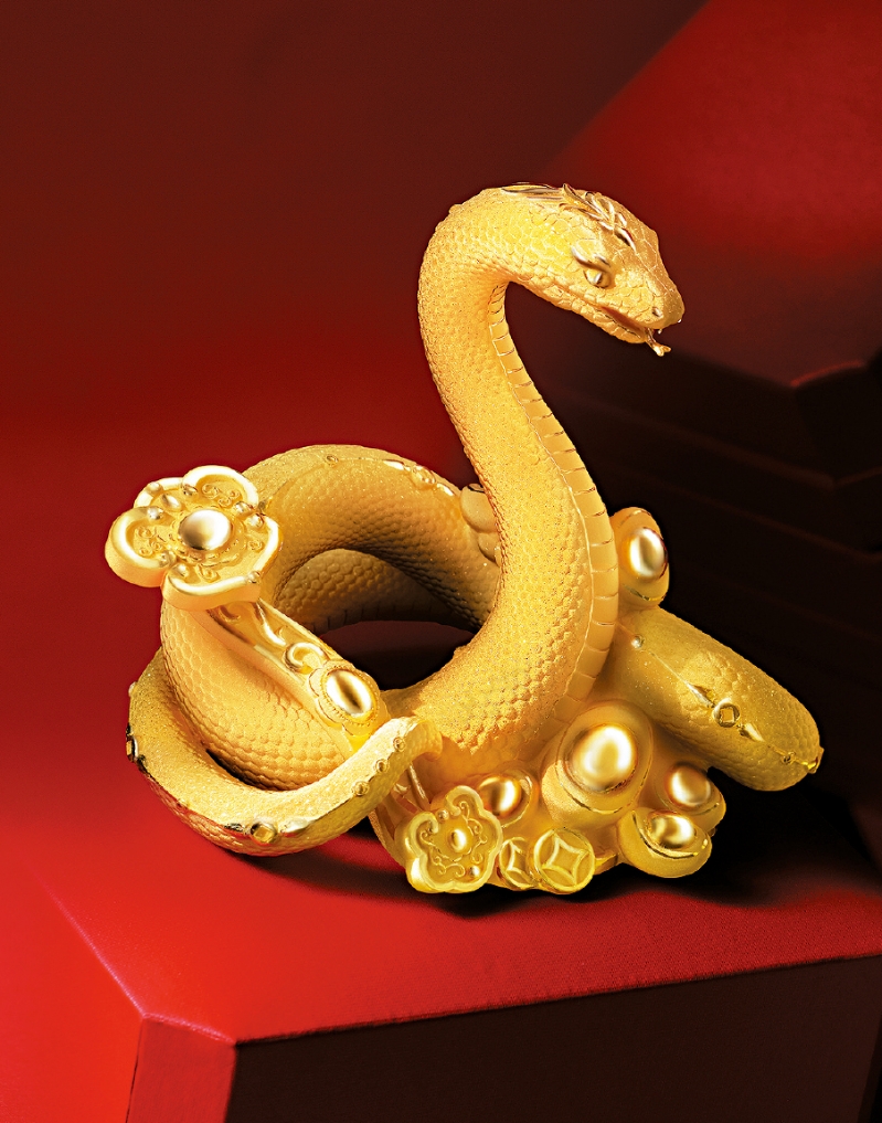 随农历新年而登场的作品,怎少得生肖主角“蛇灵献瑞”的足金摆件。 随农历新年而登场的作品,怎少得生肖主角“蛇灵献瑞”的足金摆件。