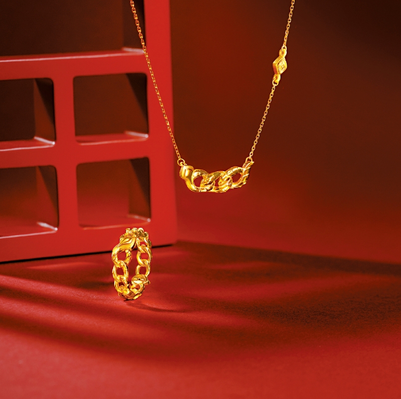 “蛇运连连”项链及指环是以灵蛇修长的线条为灵感设计,并融入金蛇鳞片图案细节。 “蛇运连连”项链及指环是以灵蛇修长的线条为灵感设计,并融入金蛇鳞片图案细节。