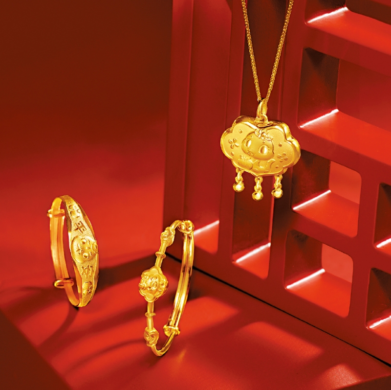 特别为蛇年出生宝宝创作的“平安如意”手镯(左)、“如意安康”手镯(中)及“健康平安”锁包吊坠(右)。 特别为蛇年出生宝宝创作的“平安如意”手镯(左)、“如意安康”手镯(中)及“健康平安”锁包吊坠(右)。