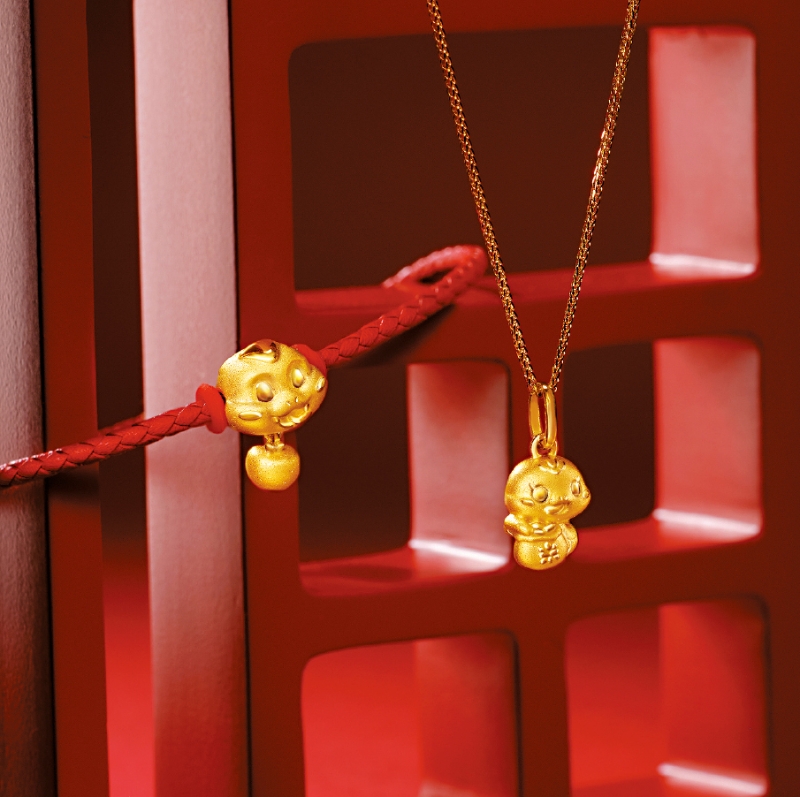 周大福另有推出一系列灵蛇主题的限定金饰,包括造型趣致的足金串饰、吊坠、纪念金牌,以及不同生肖主角的金饰等。 周大福另有推出一系列灵蛇主题的限定金饰,包括造型趣致的足金串饰、吊坠、纪念金牌,以及不同生肖主角的金饰等。