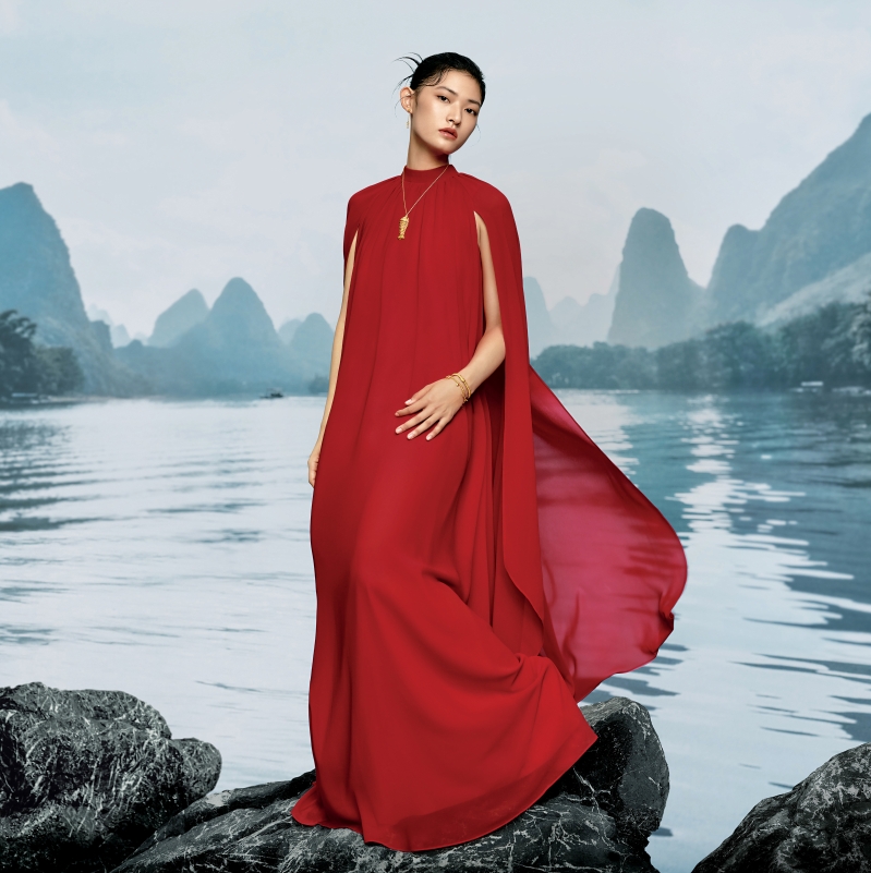 宣传影片中的女主角,身上穿戴周大福最新传承系列的足金镶钻石“鱼裕丰饶”项链及耳环,手腕则戴有设计灵感启发自艺术家韩美林画作的另一传承系列“金蛇献富”足金手镯作配搭。.jpg 宣传影片中的女主角,身上穿戴周大福最新传承系列的足金镶钻石“鱼裕丰饶”项链及耳环,手腕则戴有设计灵感启发自艺术家韩美林画作的另一传承系列“金蛇献富”足金手镯作配搭。.jpg