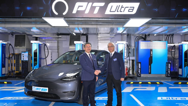 环境及生态局局长谢展寰（右）与中石化（香港）有限公司董事总经理吴庆高（左）合影