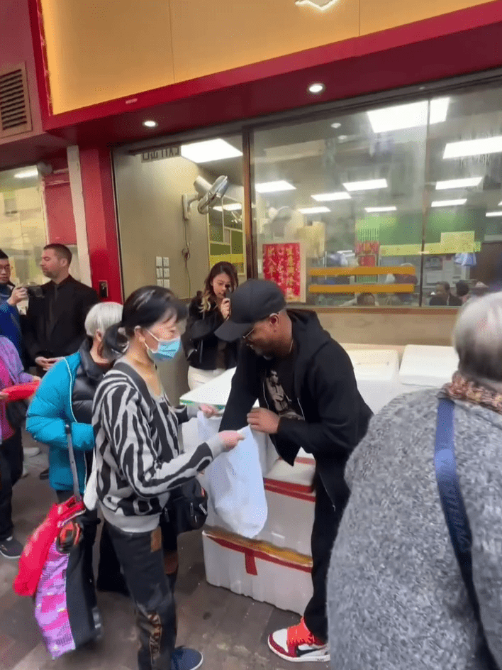 艾夫拿向区内长者派饭。IG:patrice.evra 艾夫拿向区内长者派饭。IG:patrice.evra