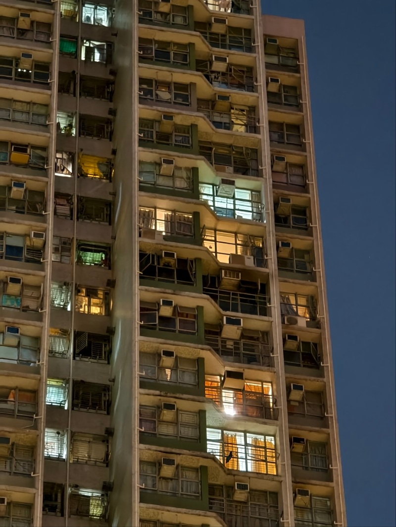 起火单位接近高层。