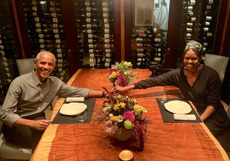 奥巴马上传与米歇尔共进庆生晚餐的甜蜜合照,打破离婚传闻。X@BarackObama 奥巴马上传与米歇尔共进庆生晚餐的甜蜜合照,打破离婚传闻。X@BarackObama