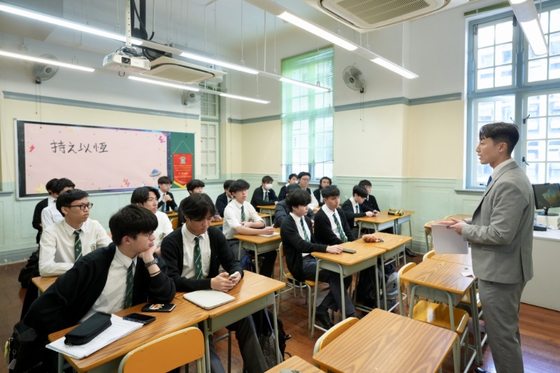 考评局早前宣布将使用「监考易」及「报到易」程式的更新版本。 考评局早前宣布将使用「监考易」及「报到易」程式的更新版本。