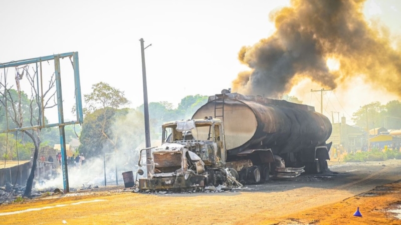 尼日利亚一辆运油车发生意外翻侧起火,并波及另一辆运油车。 尼日利亚一辆运油车发生意外翻侧起火,并波及另一辆运油车。