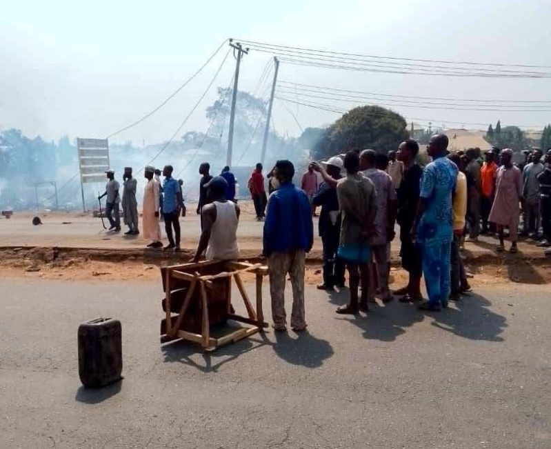 意外后多名居民检汽油,期间发生爆炸致多人死亡。 意外后多名居民检汽油,期间发生爆炸致多人死亡。