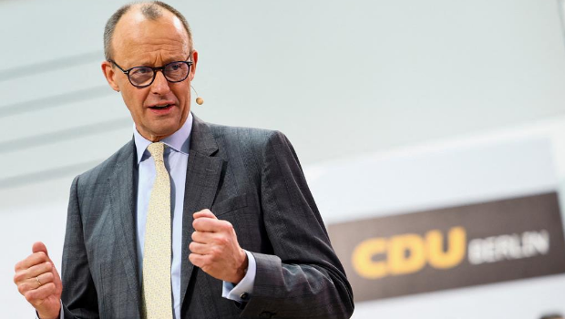 德国定于2月23日举行大选,默茨是有望接替萧兹,成为新任总理的热门候选人。 德国定于2月23日举行大选,默茨是有望接替萧兹,成为新任总理的热门候选人。