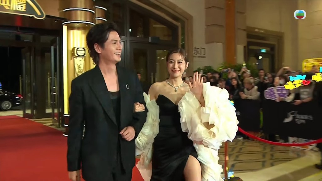 陈自瑶有份争视后,她以低胸、高衩晚装到场,气势强劲。 陈自瑶有份争视后,她以低胸、高衩晚装到场,气势强劲。