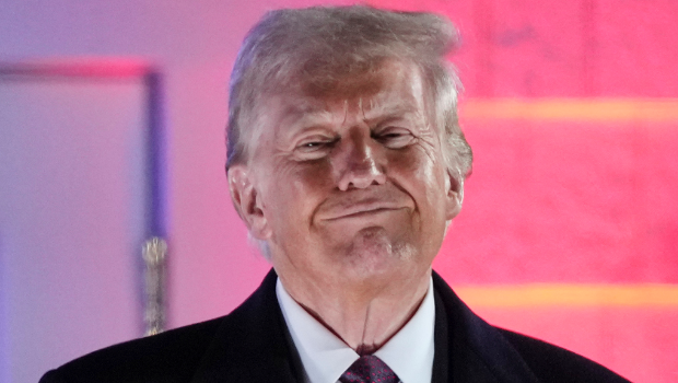 美国总统当选人特朗普曾在美国佛州的海湖庄园，对韩国政局开玩笑说，“每个人都说我制造混乱，但看看韩国吧”。