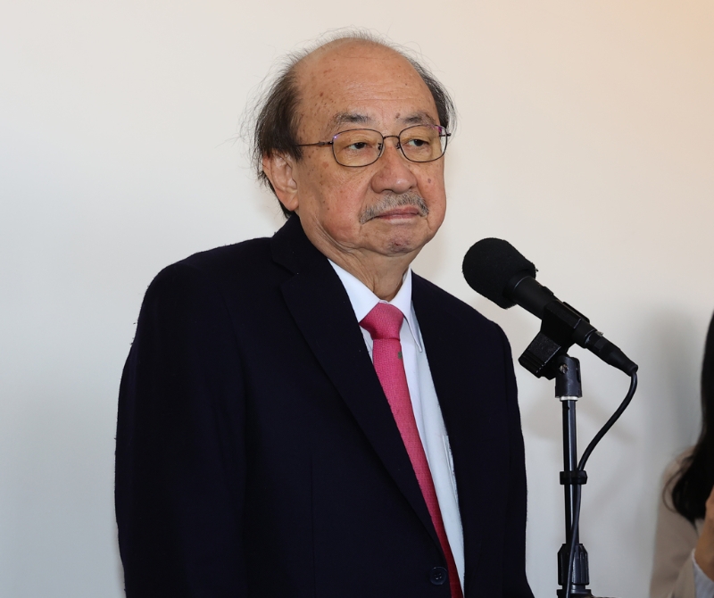 民进党立院党团总召柯建铭日前放话，称要罢免41席国民党区域立委，17日更呼吁，希望所有党公职、议员服务处能设站帮忙连署罢免。