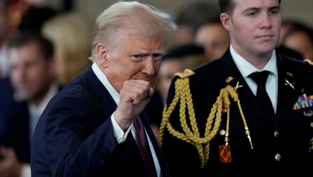 2025年1月20日,美国总统特朗普总统于国会大厦大厅总统就职典礼上做出手势。 2025年1月20日,美国总统特朗普总统于国会大厦大厅总统就职典礼上做出手势。