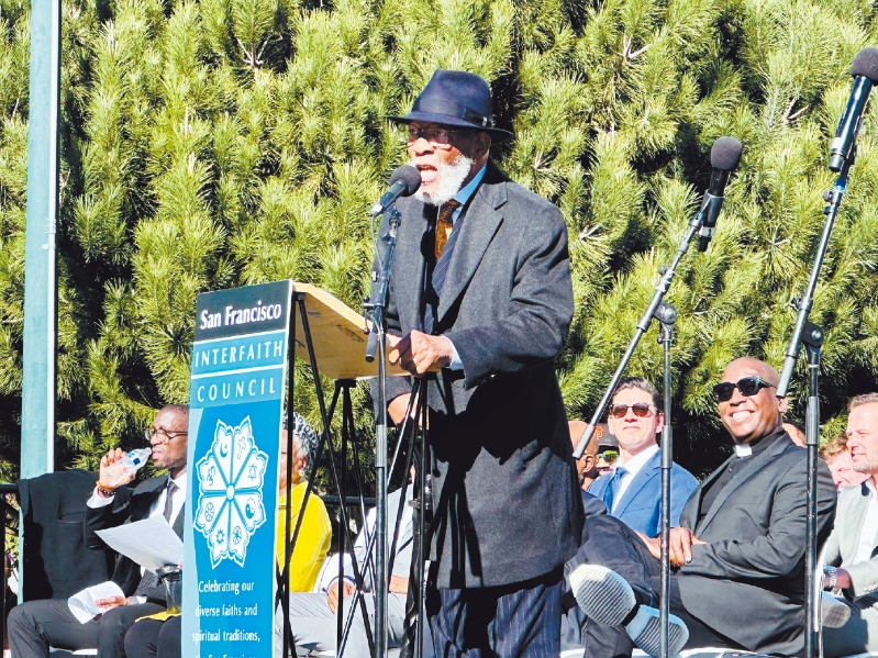 全国有色人种协进会旧金山分会主席布朗牧师发言批评“宗教右翼”。