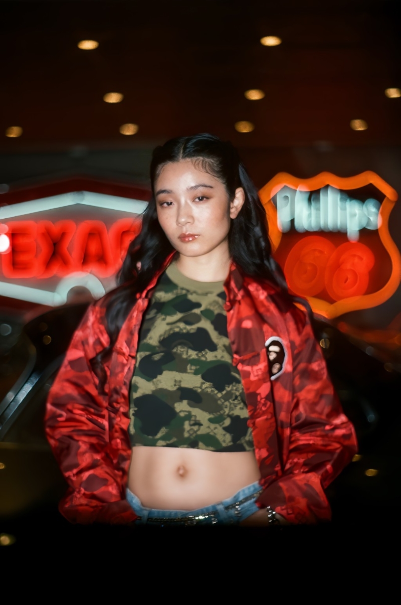BAPE×CLOT系列唐装外套简单配衬牛仔裤,展现街头时尚。 BAPE×CLOT系列唐装外套简单配衬牛仔裤,展现街头时尚。