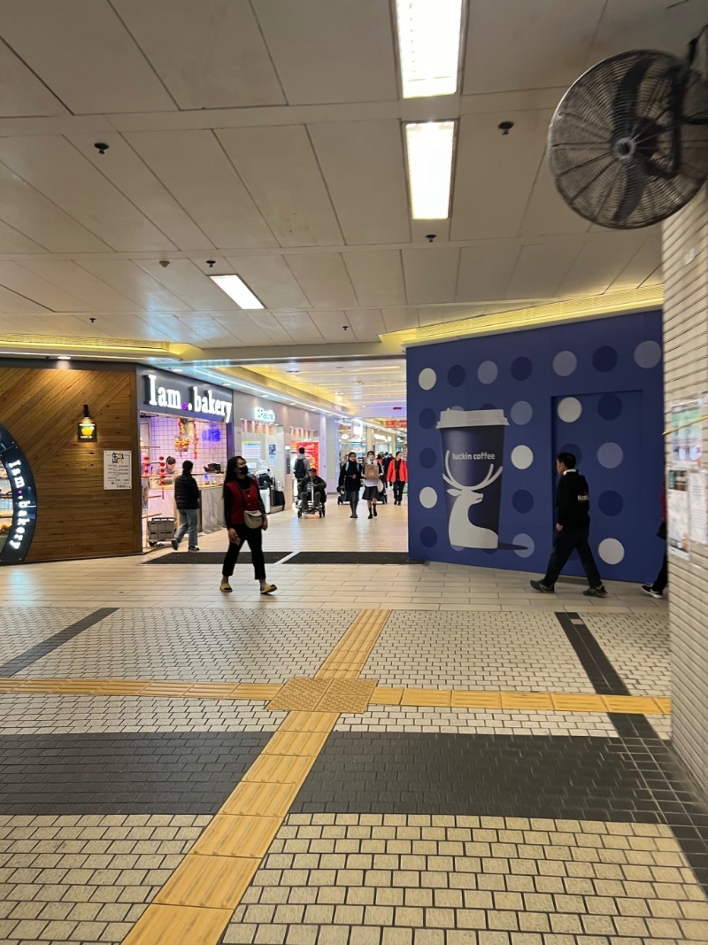 有网民发现调景岭彩明商场有铺位围起印有瑞幸咖啡的围板。 有网民发现调景岭彩明商场有铺位围起印有瑞幸咖啡的围板。