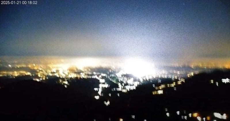 阿里山的闭路电视疑拍到地震光。 阿里山风景区管理处 阿里山的闭路电视疑拍到地震光。 阿里山风景区管理处