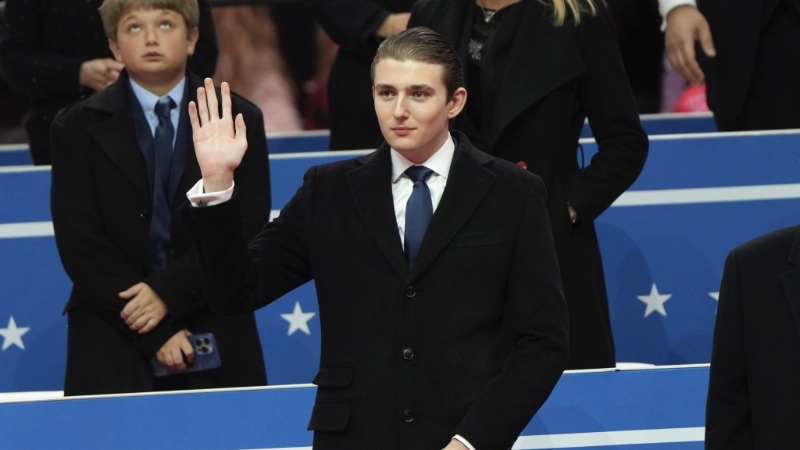 18岁的巴伦风度翩翩，在特朗普就职典上展现领袖风范。 美联社