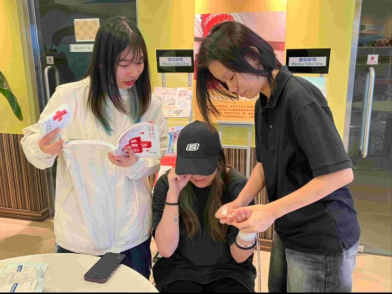 「心理急救工作坊」以话剧呈现不同的日常生活片段，与同学分享处理生活压力的方法；同场亦有展览介绍压力对身心的影响，藉此提醒参加者正视压力及情绪。(VTC提供)