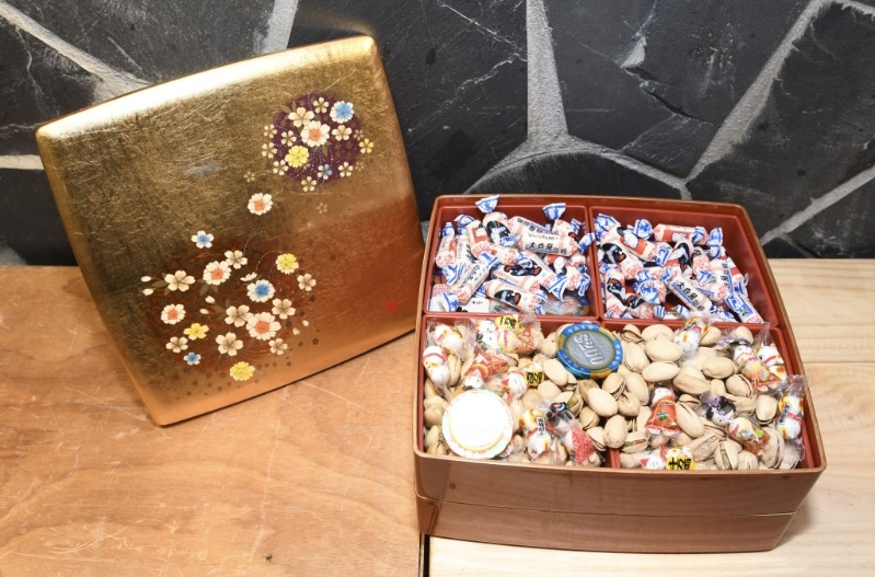 漆盒又取其意头，有如胶如漆的意思，代表一团和气、夫妻恩爱的意思。