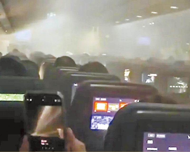 国泰航空机仓内烟雾弥漫。