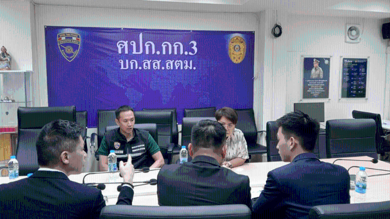 专责小组成员与泰国国家警察辖下移民拘留中心主管会面。 政府新闻处图片