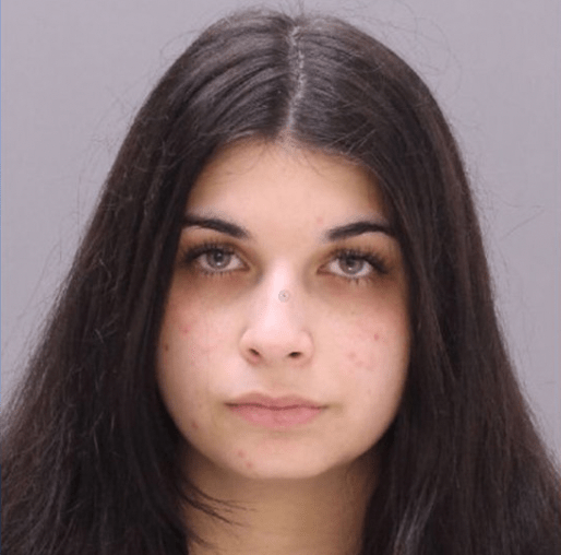 20 岁女子乌鲁莫娃向警方报案,指在一家杂货店停车场遭性侵及殴打,其后被识穿是报假案。 20 岁女子乌鲁莫娃向警方报案,指在一家杂货店停车场遭性侵及殴打,其后被识穿是报假案。