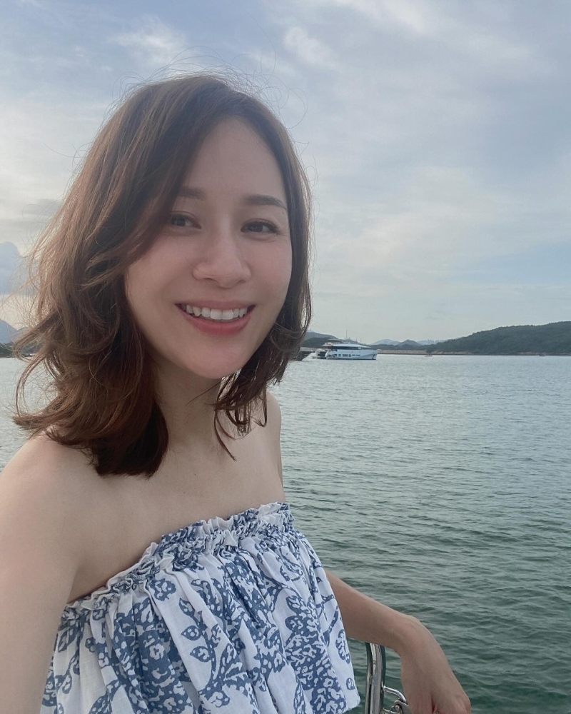 邝文珣已经49岁，却Keep得好好。 