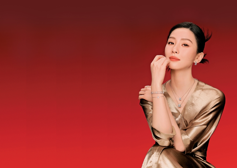 品牌大使刘诗诗演绎Wulu Eternity系列中的18K白金镶钻石设计款式,包括吊坠项链上$25,700、下$53,400;耳环$38,200、指环$50,300、手镯$93,800、Wulu Petite 18K白金钻石手链$14,000。(Qeelin).jpg 品牌大使刘诗诗演绎Wulu Eternity系列中的18K白金镶钻石设计款式,包括吊坠项链上$25,700、下$53,400;耳环$38,200、指环$50,300、手镯$93,800、Wulu Petite 18K白金钻石手链$14,000。(Qeelin).jpg