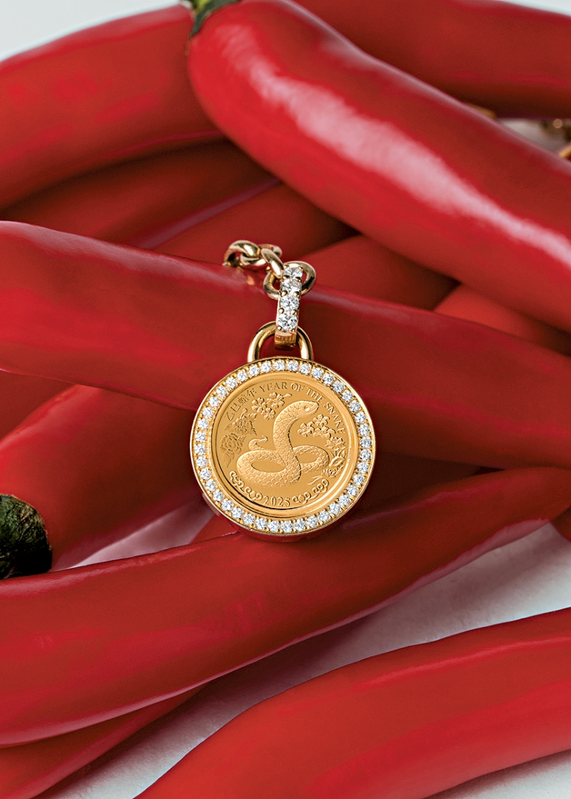 香港高级珠宝设计师Chantel Shafie创立的同名品牌推出全新24K纯金蛇年钻石徽章$36,000(不含项链)。(Chantel Shafie Jewellery) 香港高级珠宝设计师Chantel Shafie创立的同名品牌推出全新24K纯金蛇年钻石徽章$36,000(不含项链)。(Chantel Shafie Jewellery)