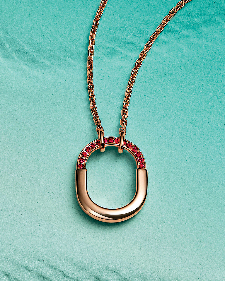 Tiffany Lock 18K玫瑰金红宝石吊坠$29,000。(Tiffany & Co.) Tiffany Lock 18K玫瑰金红宝石吊坠$29,000。(Tiffany & Co.)