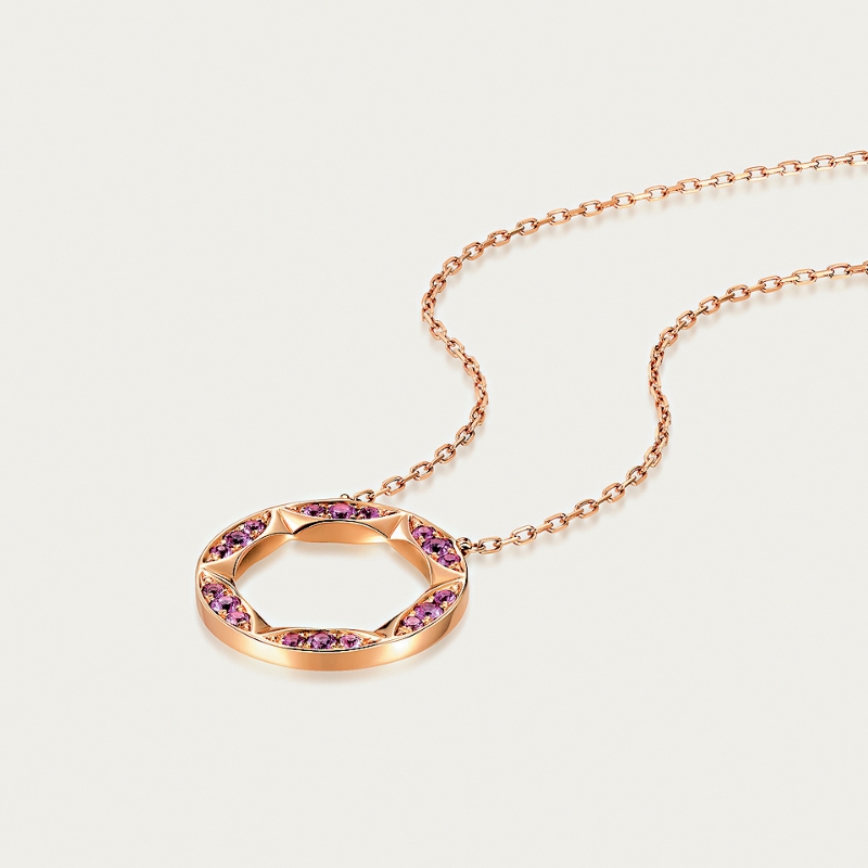 Timeless“恒”18K玫瑰金粉红色蓝宝石颈链$6,300。(Emphasis Jewellery) Timeless“恒”18K玫瑰金粉红色蓝宝石颈链$6,300。(Emphasis Jewellery)