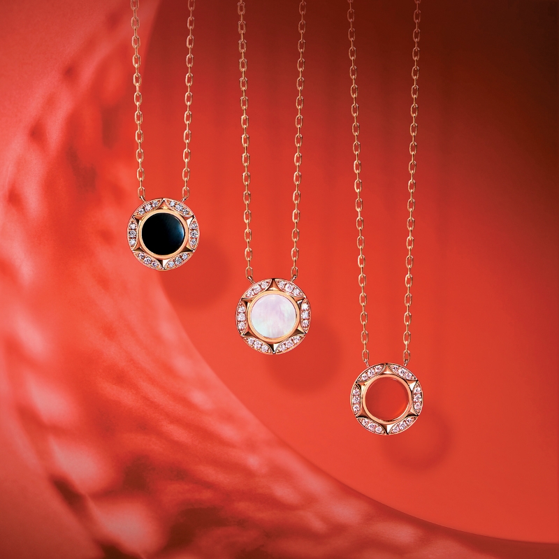 Timeless“恒”六角星项链以18K玫瑰金打造,分别配上黑玉髓、白贝母及红玉髓,寓意吉祥美好各$7,300。(Emphasis Jewellery) Timeless“恒”六角星项链以18K玫瑰金打造,分别配上黑玉髓、白贝母及红玉髓,寓意吉祥美好各$7,300。(Emphasis Jewellery)