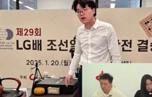 柯洁站起身和裁判理论,对封棋令对手有无限思考时间不满。 柯洁站起身和裁判理论,对封棋令对手有无限思考时间不满。