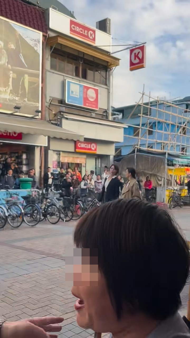 有不少网民巧遇佘诗曼在长洲拍外景,沿途有不少人围观并举机拍摄。 有不少网民巧遇佘诗曼在长洲拍外景,沿途有不少人围观并举机拍摄。